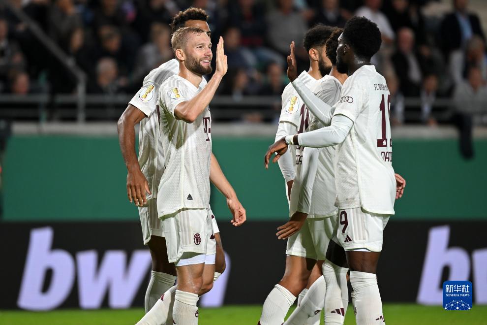 足球欧洲杯训练场出现意外，球员脚踝受伤