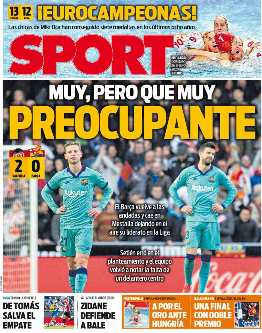 球员赛后把球鞋送给小球迷