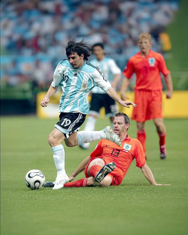 曼联2弃将左右意甲冠军，4500万前锋梅开二度，那不勒斯5连胜登顶