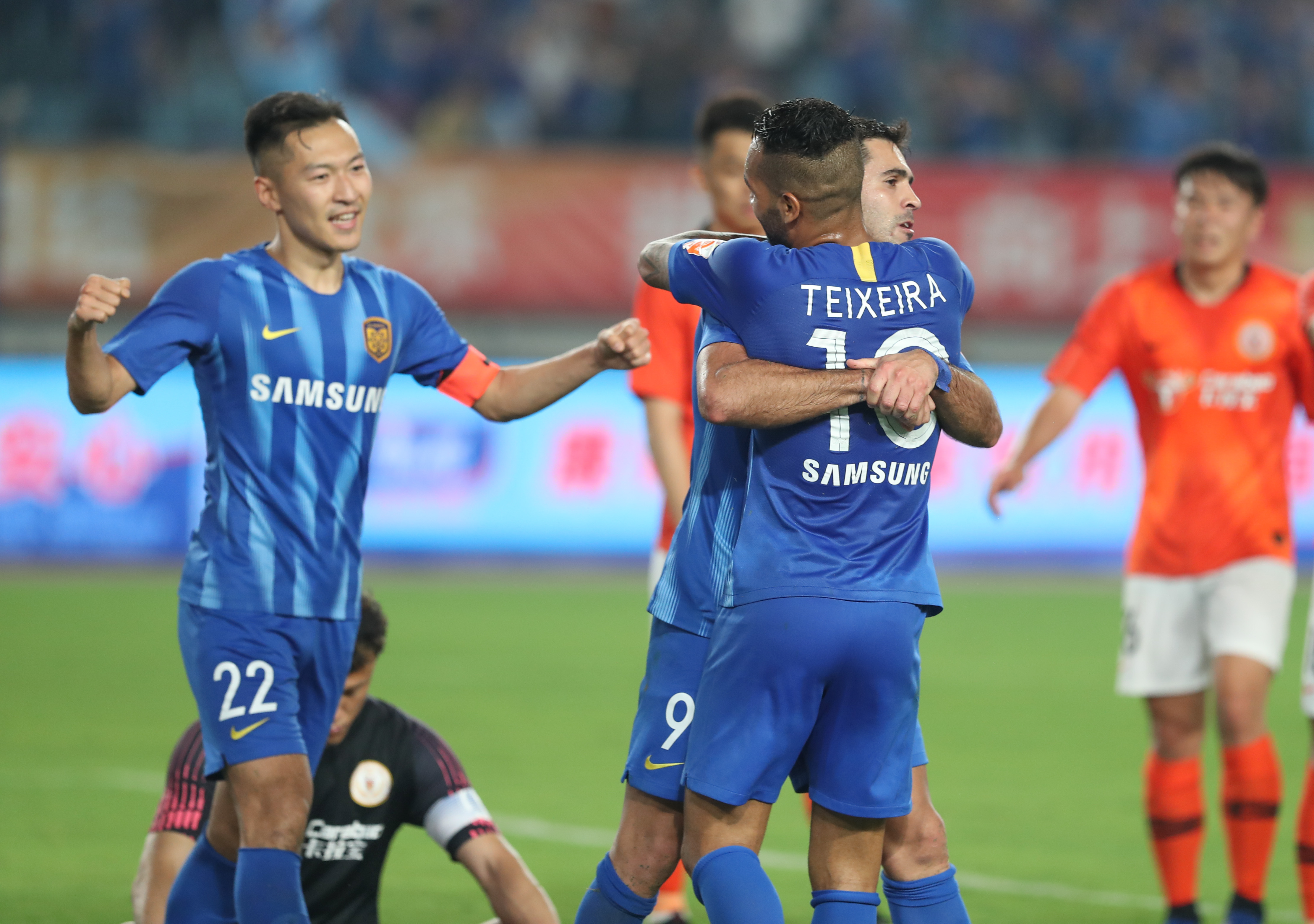 两位体坛巨星会面，樊振东欢乐开怀非常松驰，齐达内眼中充满欣赏